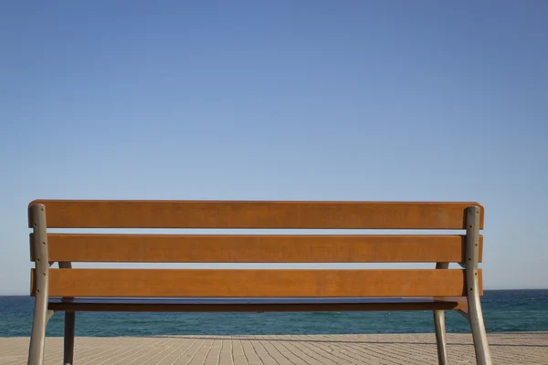 Deniz kenarındaki ahşap Bank