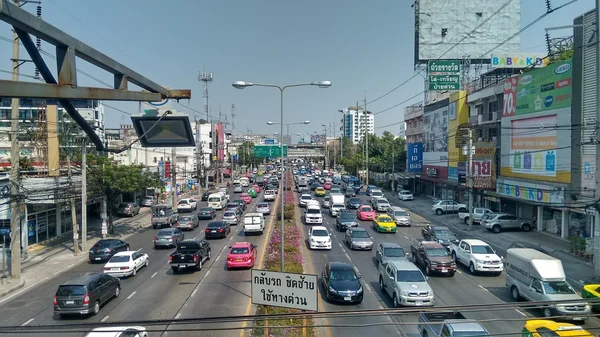 Щільні руху на одному з основних доріг через Бангкок Nonthaburi — стокове фото