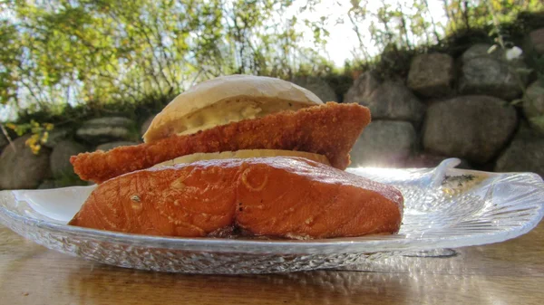 Ekmek cam plaka üzerinde ızgara somon ile