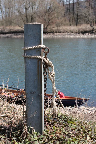 Kutubun küçük kürek tekne palamarla