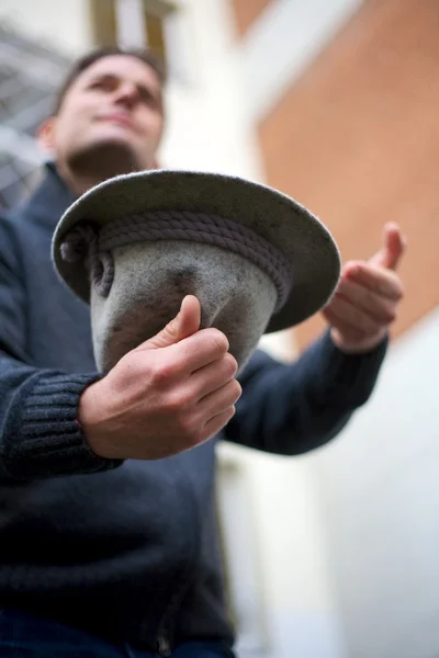 Adam bağış toplama