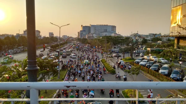  Ho-Chi-Minh-City (Saigon) gece gün batımında trafik sıkışıklığı. 
