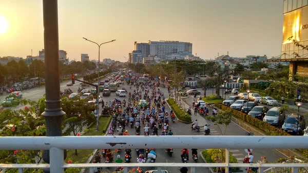 日没時のホーチミン市 (サイゴン) での夕方のラッシュアワーでの交通渋滞. — ストック写真