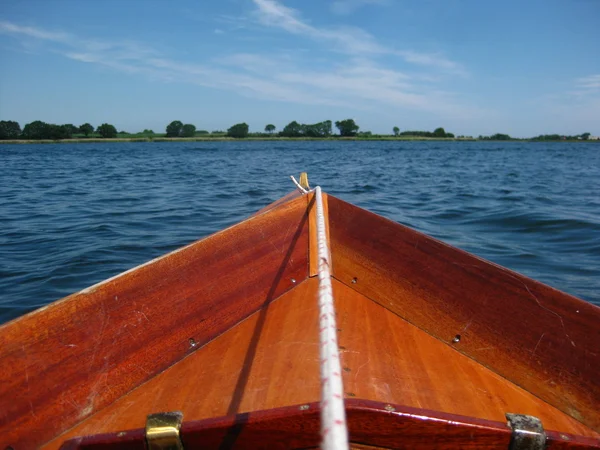 Blick von einem Ruderer im Ruderboot auf das blaue Meer. — Stockfoto