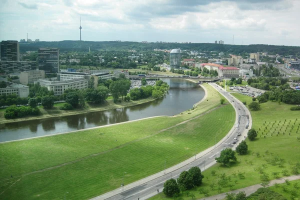 Vilnius panorama gökdelen görüldü. Neris Nehri ile şehrin manzarası çalışan.