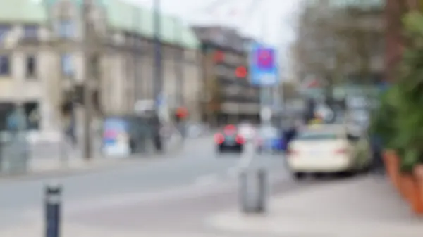Almanya'da bulanık odaklanmamış sokak sahne. Taksi taksi durağı, Bremen şehir merkezi ayakta. İçinde belgili tanımlık geçmiş tarihi binalar.