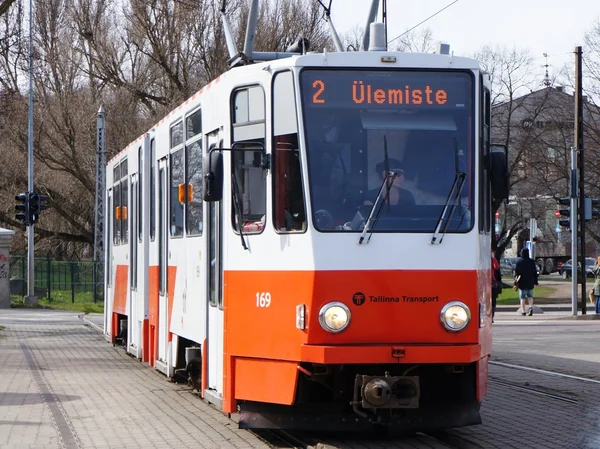 Un tranvía de color rojo-blanco de la línea '2' de pie en la estación 'Linnahall' en Tallin — Foto de Stock