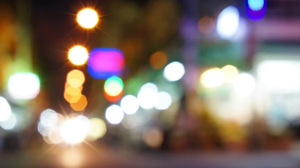 Bulanık ışıkları gece bir Street yürüyüş