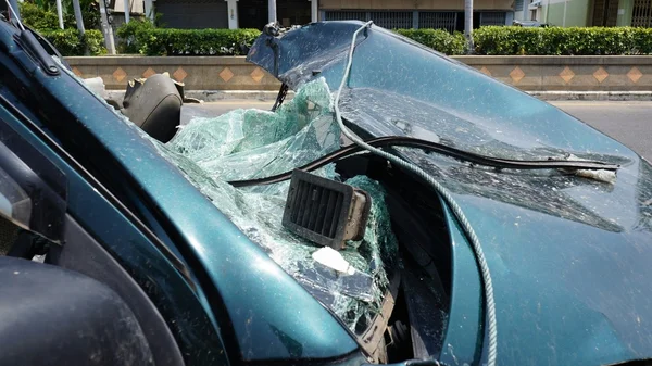 Поврежденное лобовое стекло разбитых автомобилей — стоковое фото