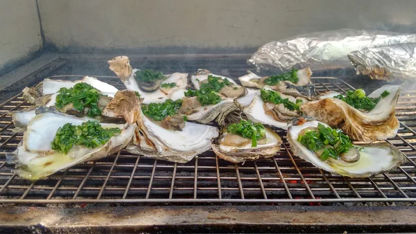 Huître fraîche grillée sur un barbecue Images De Stock Libres De Droits