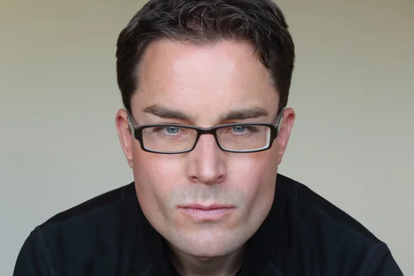 Portrait d'un homme au regard sérieux avec des lunettes Images De Stock Libres De Droits