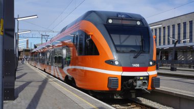 Turuncu renkli Bölgesel tren garına Tallinn, Estonya yolda bekleyen