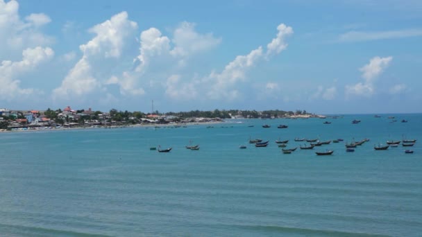 Scène vue sur la mer avec bateaux de pêche dans une grande baie . — Video