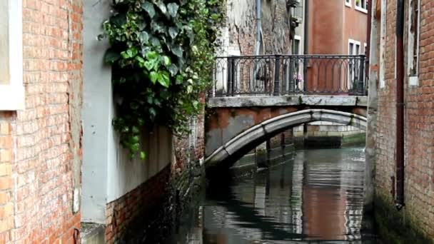 Kleine Brücke über Kanal in Venedig, Italien — Stockvideo