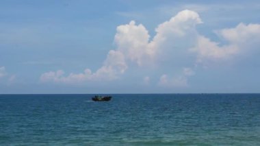 Küçük bir balıkçı teknesi geçiş okyanus