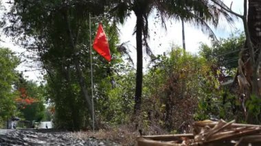 Vietnam motosiklet yol kenarında aşağı koşma sırasında bayrak direğine sallayarak bayrak