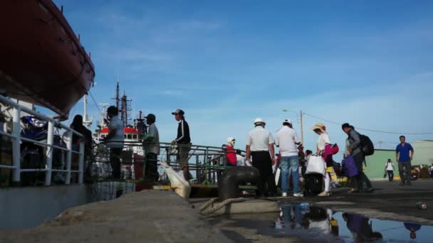 Gente abordando el ferry para ir a la isla Con Dao, Vietnam — Vídeos de Stock