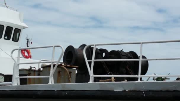 Guinchos de amarração e outras construções em navio branco — Vídeo de Stock