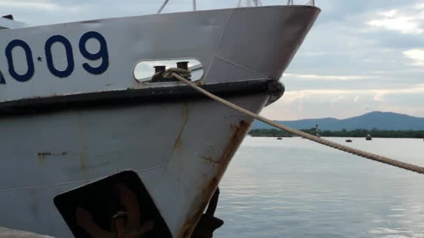 Nave bianca non identificabile ormeggiata e legata da una corda al molo — Video Stock