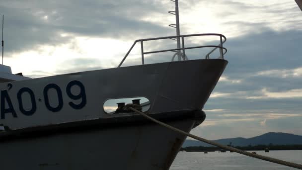 Buque blanco no identificable atado por una cuerda y amarrado al muelle en el puerto . — Vídeo de stock