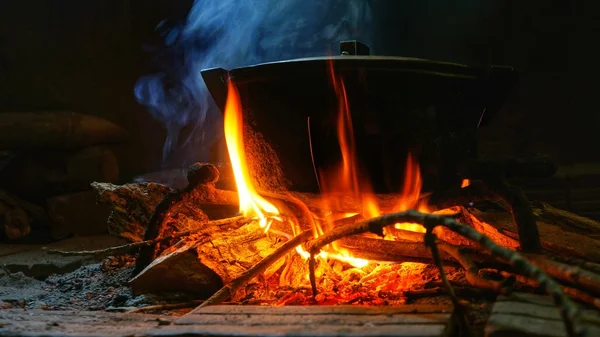 Güveç odada duman yanıyor