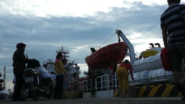 Gente abordando el barco a la isla Con Dao. Personas que traen mercancías para ser entregadas por el barco . — Vídeo de stock