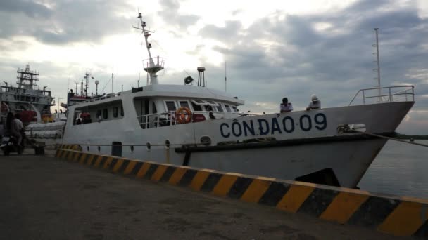 Buque blanco amarrado para atracar en el puerto, esperando la salida a la isla Con Dao. Construcciones de barcos y parte de la litera visible . — Vídeos de Stock