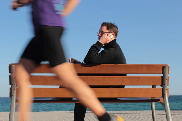 Telefon bankta olan adam. Geçen runner.