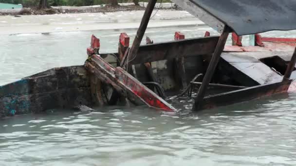 Wreck boat near beach — Stock Video