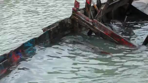 Barco naufragar na água — Vídeo de Stock