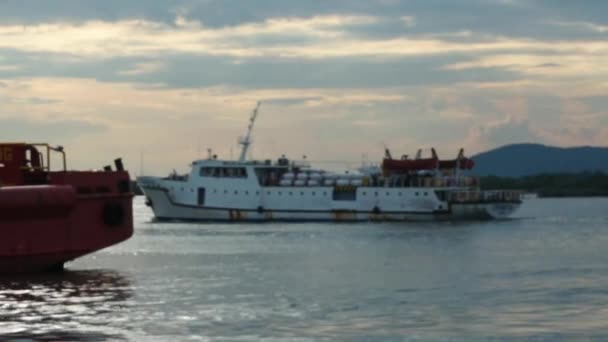 Liman bırakarak Con Dao Adası'na bulanık odaklanmamış feribot Vung Tau üzerinden. Kısmen odaklı. — Stok video