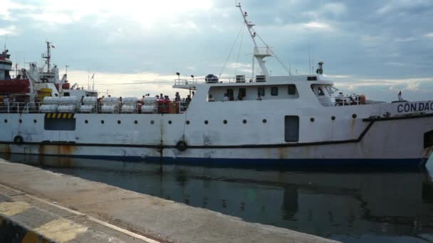 Barco blanco de Vung Tau a la isla Con Dao dejando la posición de atraque en el muelle en el puerto para la salida . — Vídeo de stock