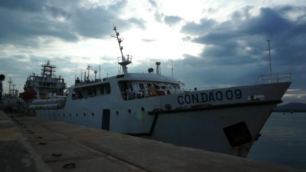 Vit färjan från Vung Tau till ön Con Dao lämnar dockning ståndpunkt vid piren i hamnen för avfärd. — Stockvideo