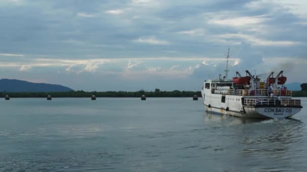 Barco blanco de Vung Tau a la isla Con Dao girando en la cuenca del puerto de Vung Tau para salir a la isla Con Dao . — Vídeos de Stock