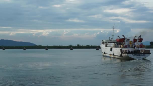 White ship from Vung Tau to Con Dao island turning around in harbor basin of Vung Tau to leave to Con Dao island. — Stock Video