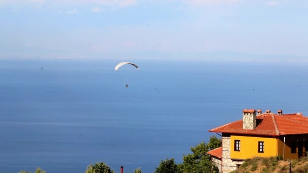 Parapente acima do oceano azul — Vídeo de Stock