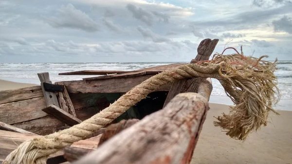 Cauda de barco de barco de madeira na praia no dia da tempestade — Fotografia de Stock