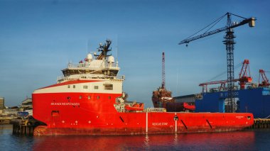 Rıhtım, liman Vung Tau, Vietnam, itfaiye gemi demirleyen.