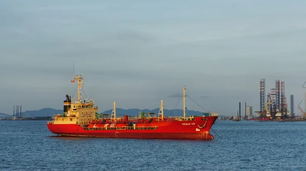 LPG tankeri çapayı denize yakın liman Vung Tau, Vietnam.