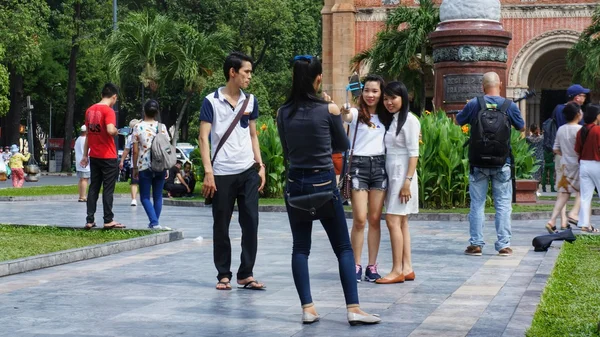 Kimliği belirsiz kadın parkta çekim