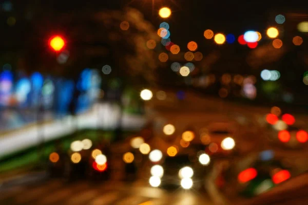 Imagen nocturna abstracta de la escena de la ciudad con luces difusas desenfocadas de automóviles y motocicletas —  Fotos de Stock