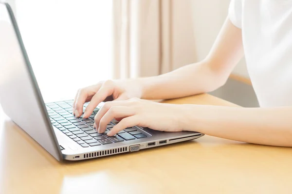 Widok z tyłu biznes kobieta rąk zajęty, korzysta z laptopa w office de — Zdjęcie stockowe