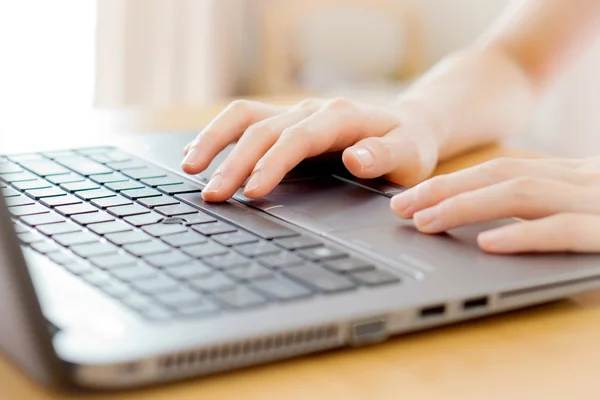 Mujer trabajando en casa mano de oficina en el teclado de cerca — Foto de Stock