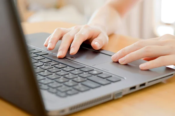 Digitando a mano del programmatore con il computer portatile. concentrarsi sul dito — Foto Stock