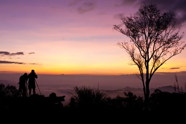 Junge Männer Silhouette Fotografieren über Landschaft im Freien — Stockfoto