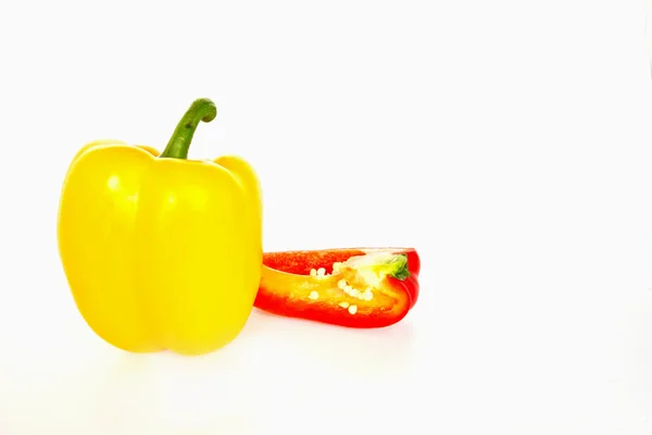 Gul och röd paprika isolerad på en vit bakgrund — Stockfoto