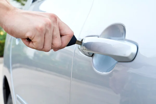 Ręcznie, otwierając drzwi samochodu z kluczem — Zdjęcie stockowe
