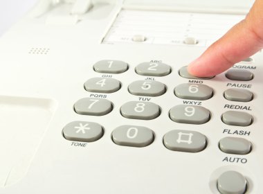 bir insan eli basarak anahtar telefon 