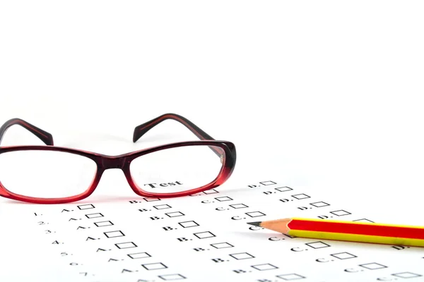 De testlijst en een potlood en een bril op het onderzoek — Stockfoto