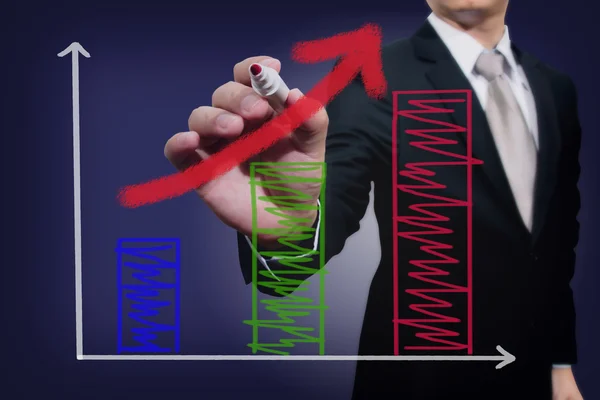 Affärsman dra en stigande pil över ett stapeldiagram — Stockfoto